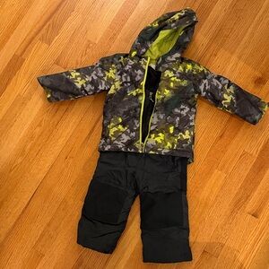 Columbia Camouflage Hooded Jacket and Black Pants Snow Set
